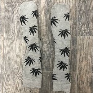 Grey pot leaf socks